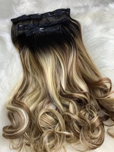 Ondulado Tic Tac Loiro Esfumado com Mechas 65cm Fibra de Colágeno